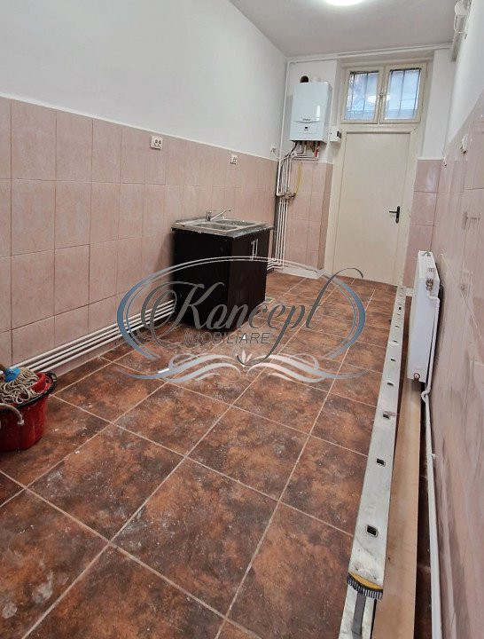 Spatiu comercial, Semicentral