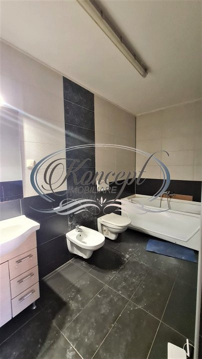 Apartament cu 3 camere si parcare, zona OMV