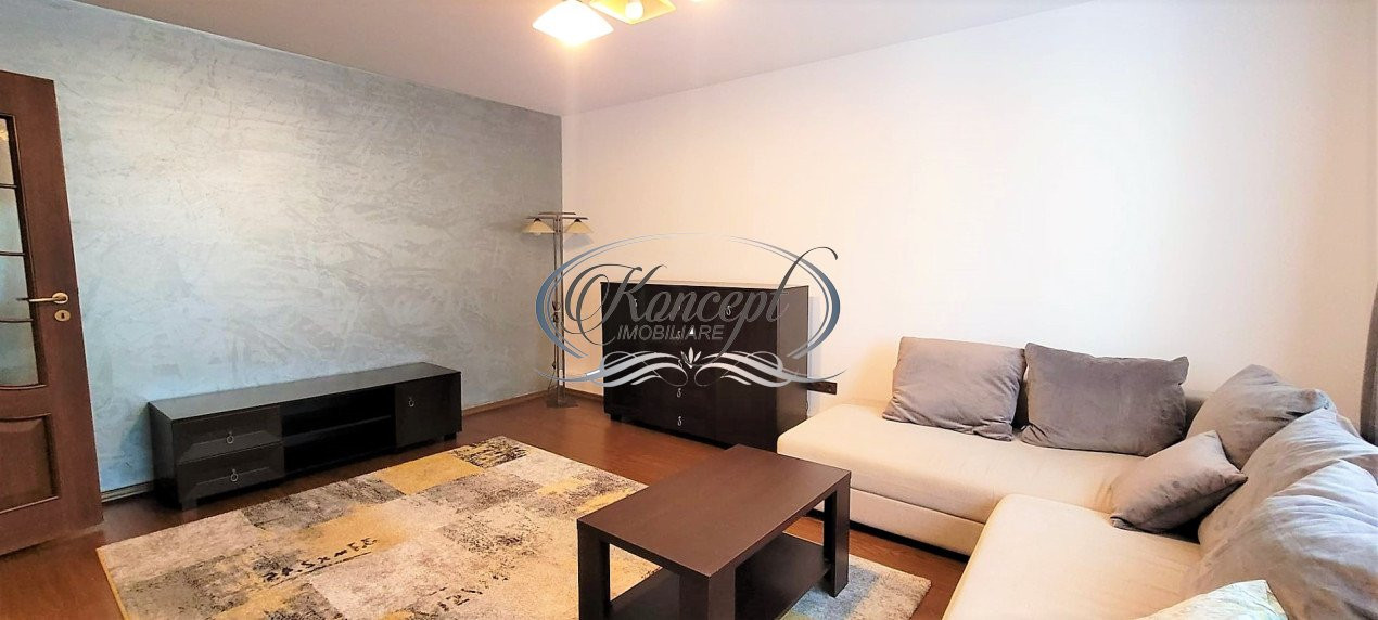 Apartament cu 3 camere, pe Strada Plopilor