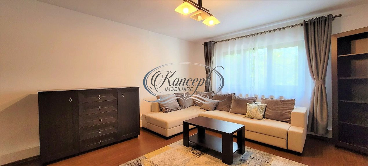Apartament cu 3 camere, pe Strada Plopilor