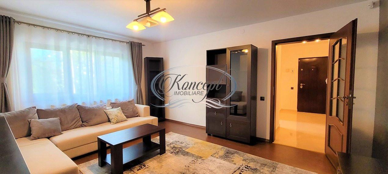 Apartament cu 3 camere, pe Strada Plopilor