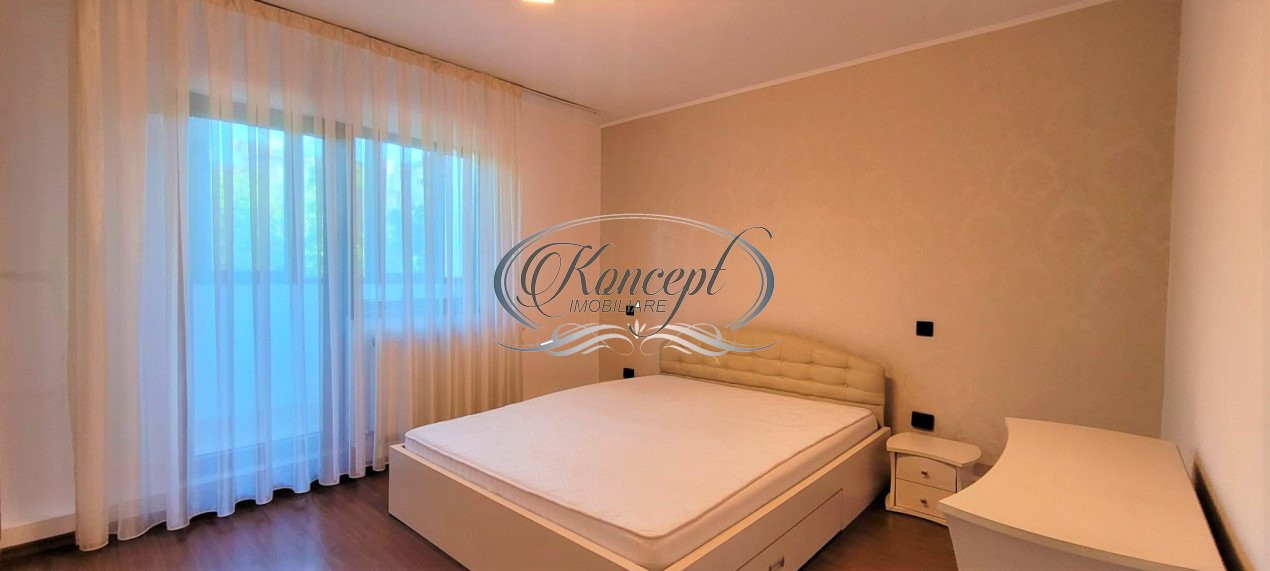 Apartament cu 3 camere, pe Strada Plopilor