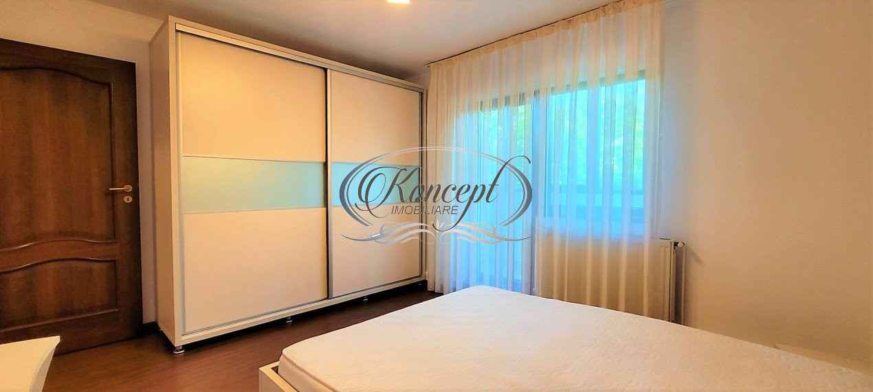 Apartament cu 3 camere, pe Strada Plopilor