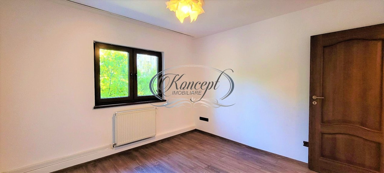 Apartament cu 3 camere, pe Strada Plopilor