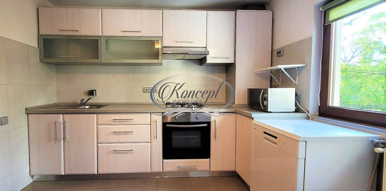 Apartament cu 3 camere, pe Strada Plopilor