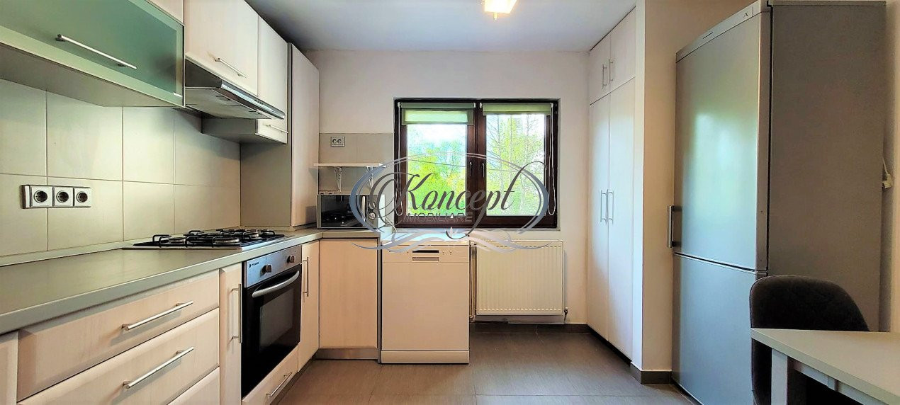 Apartament cu 3 camere, pe Strada Plopilor