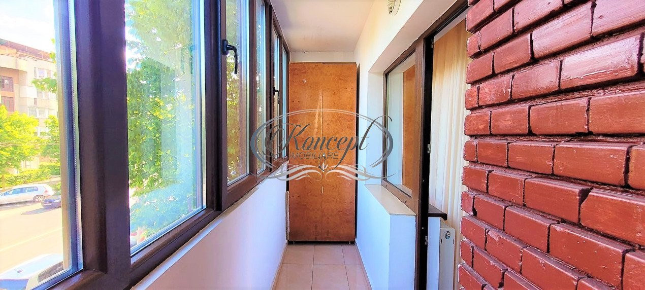 Apartament cu 3 camere, pe Strada Plopilor