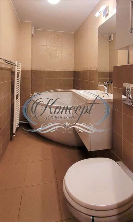 Apartament cu 3 camere, pe Strada Plopilor