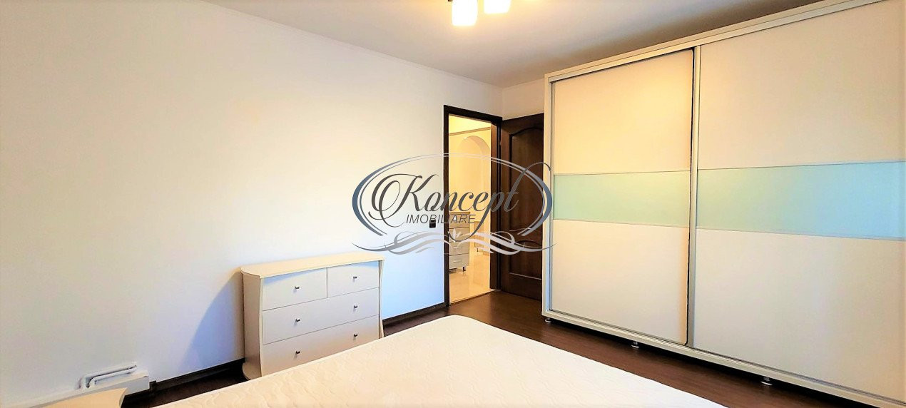 Apartament cu 3 camere, pe Strada Plopilor