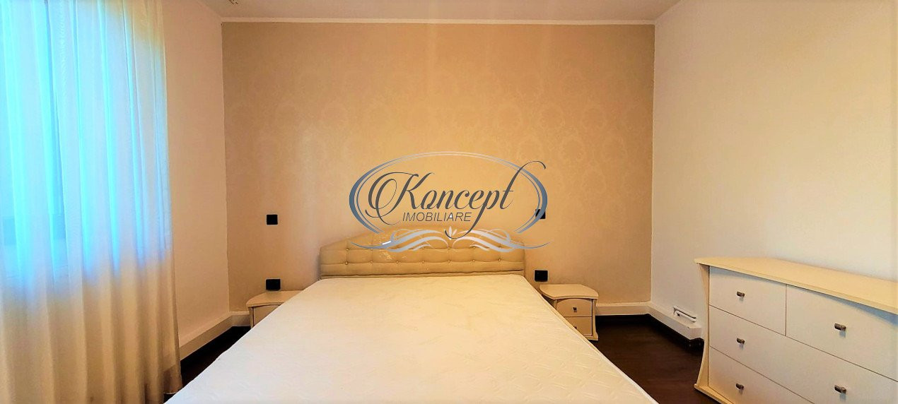 Apartament cu 3 camere, pe Strada Plopilor