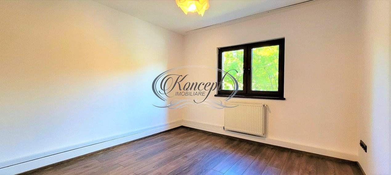 Apartament cu 3 camere, pe Strada Plopilor