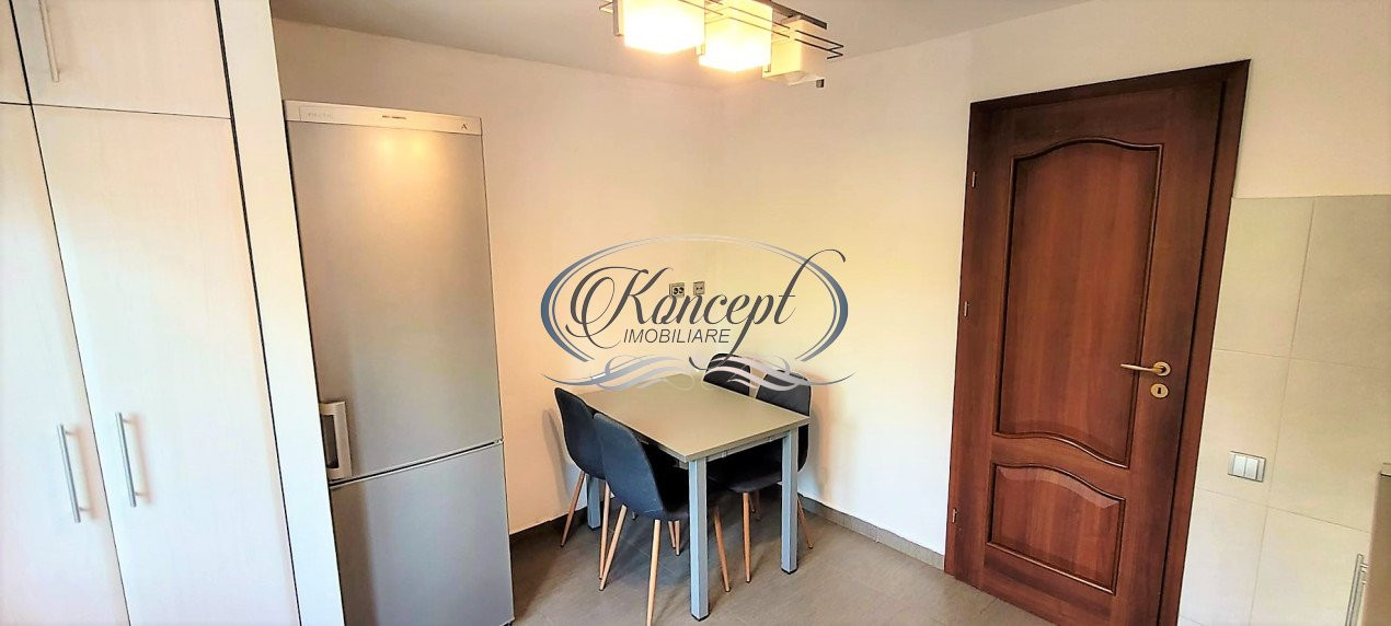Apartament cu 3 camere, pe Strada Plopilor