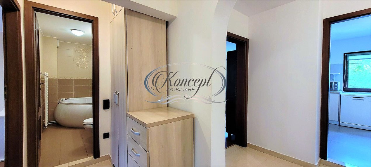 Apartament cu 3 camere, pe Strada Plopilor