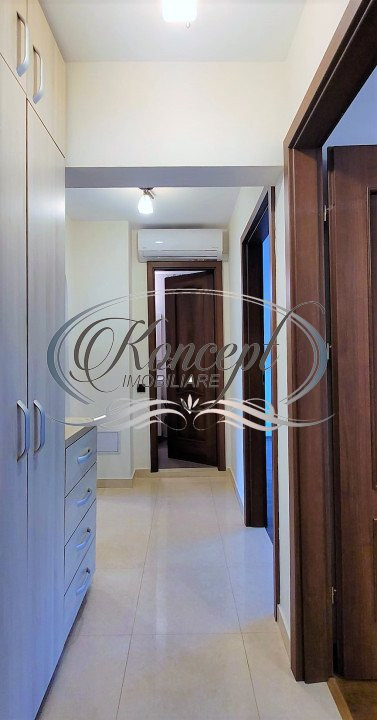 Apartament cu 3 camere, pe Strada Plopilor