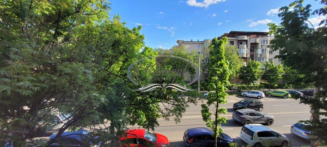 Apartament cu 3 camere, pe Strada Plopilor
