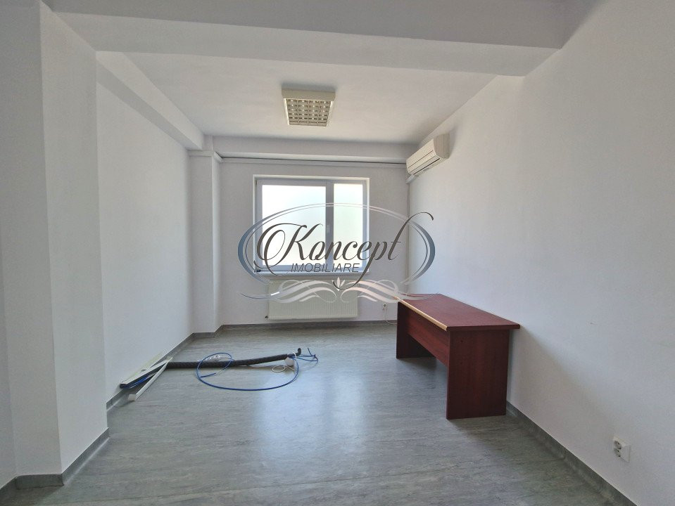 Cladire comerciala in Piata Hermes