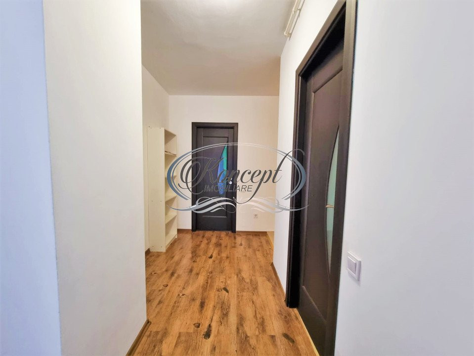 Apartament cu parcare, la etaj intermediar