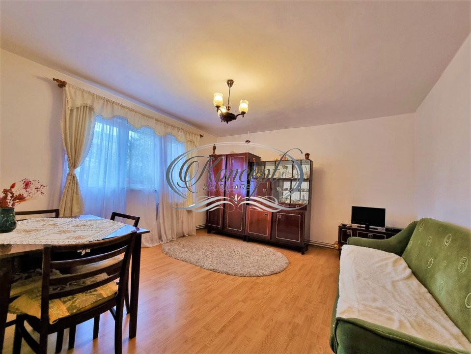 Apartament decomandat, la etaj intermediar