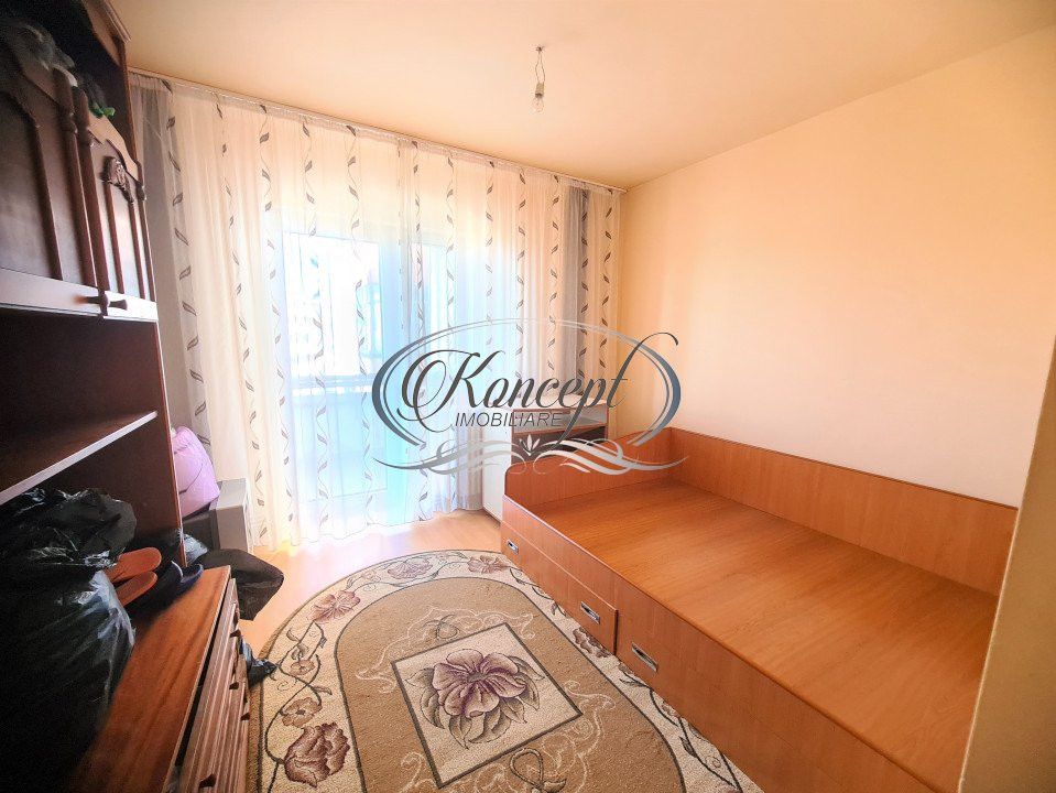 Apartament cu 4 camere, etaj intermediar