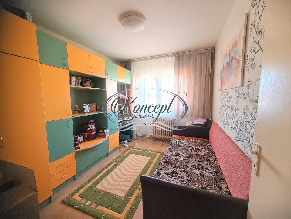 Apartament cu 4 camere, etaj intermediar