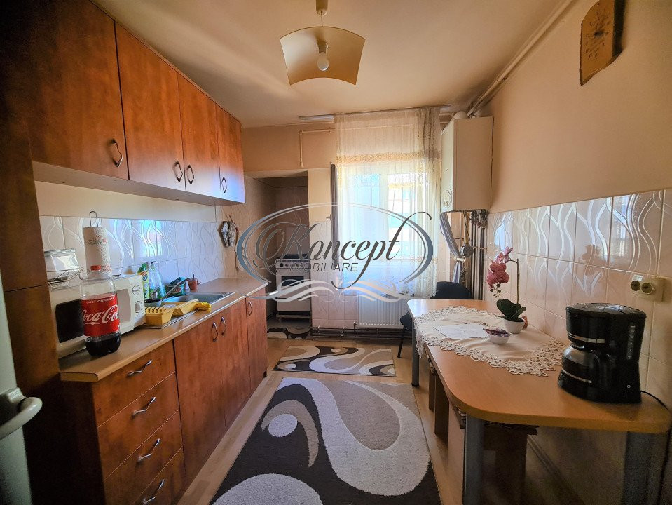 Apartament cu 4 camere, etaj intermediar