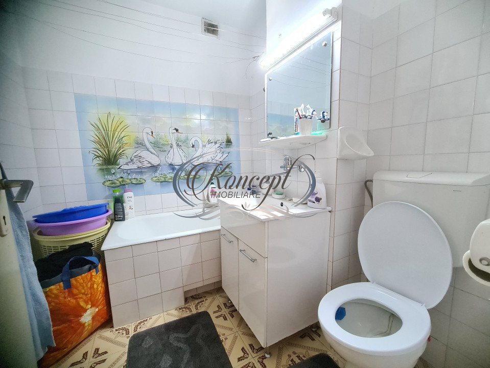 Apartament cu 4 camere, etaj intermediar