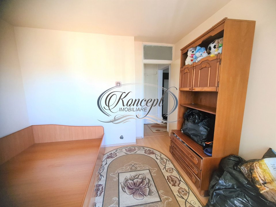 Apartament cu 4 camere, etaj intermediar