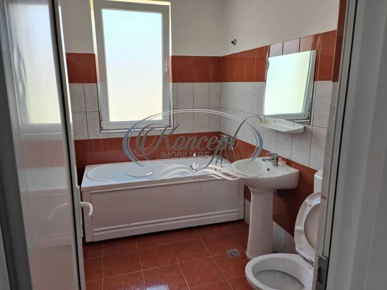 Apartament la etaj intermediar pe strada Porii