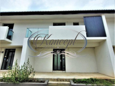 Casa insiruita in ansamblu privat