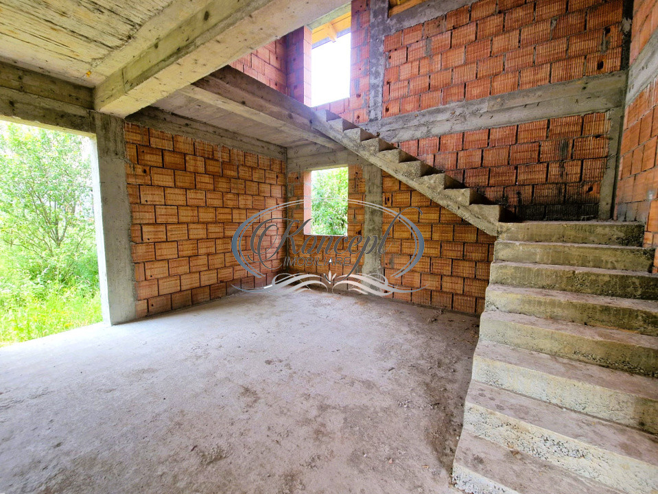 Casa la rosu cu teren generos si acces asfaltat in Campului