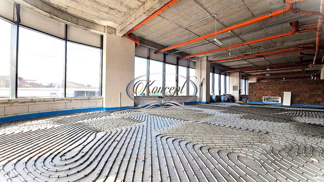 Mezanin, vitrina stradala, incalzire in pardoseala – ideal showroom