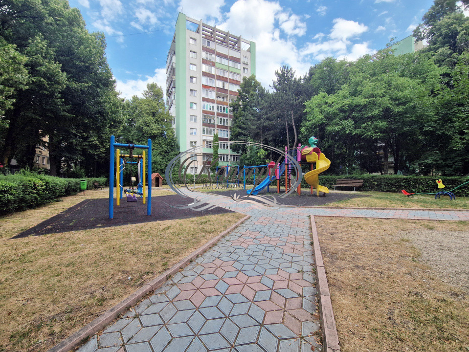 Apartament la cheie, etaj intermediar in zona linistita, langa Hotel Royal