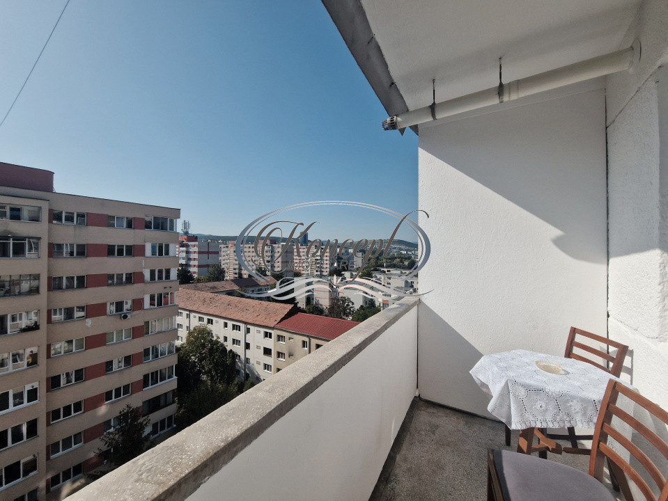 Apartament renovat cu priveliste si balcon