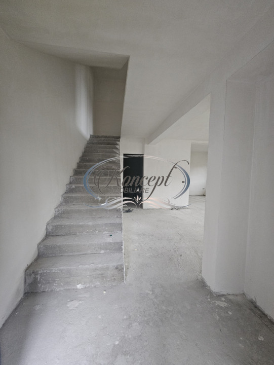 Casa de vanzare tip cvadruplex semifinisata zona Parcului Poligon, Floresti