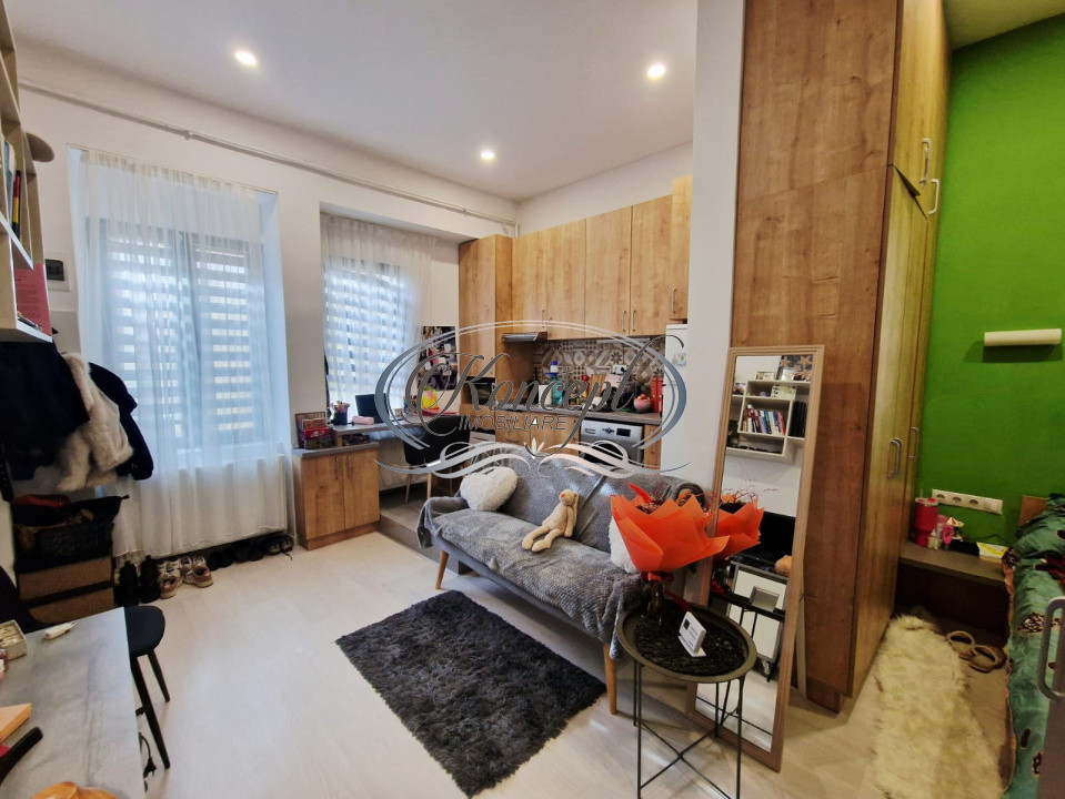 Investitie ideala: casa cu 2 unitati locative si curte, str. Horea