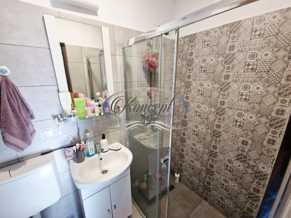 Investitie ideala: casa cu 2 unitati locative si curte, str. Horea