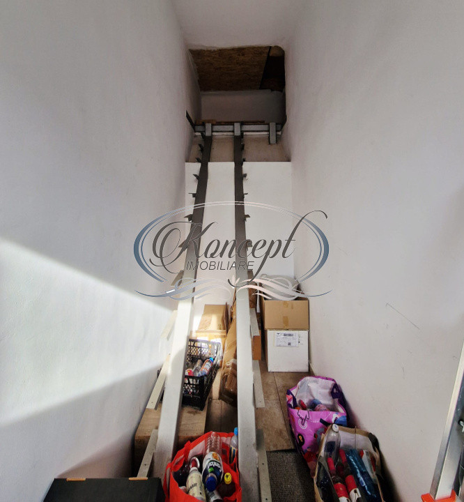 Investitie ideala: casa cu 2 unitati locative si curte, str. Horea