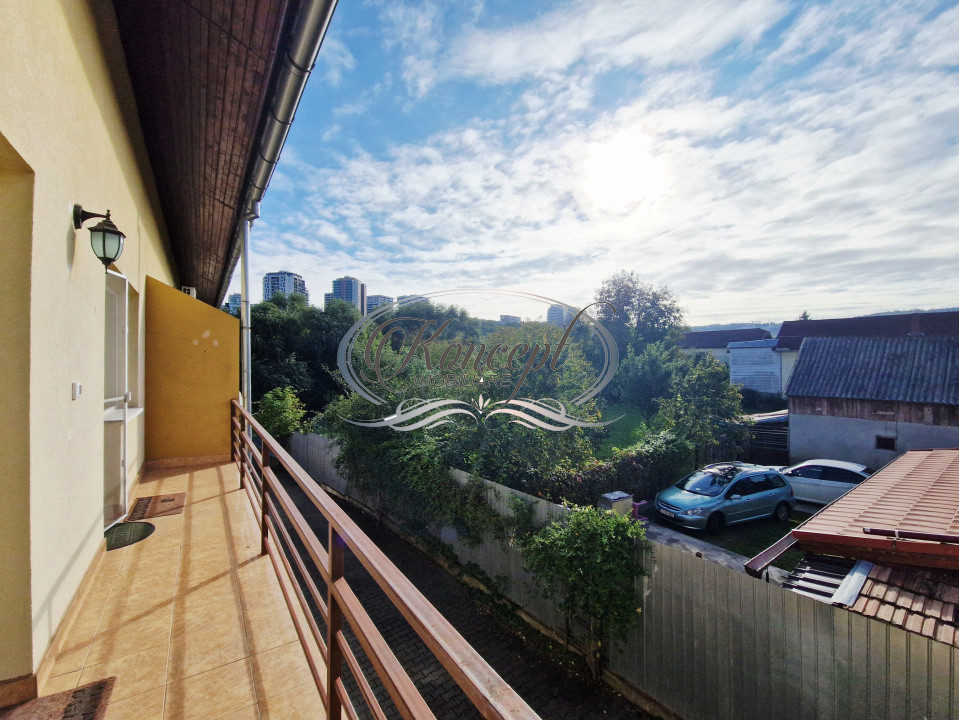 Casa moderna cu mansarda si curte comuna in zona Campului