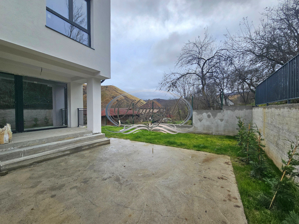 Locuinta spatioasa in ansamblu restrans din Tauti