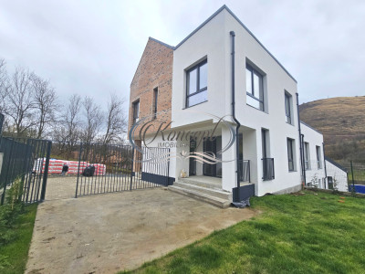 Locuinta spatioasa in ansamblu restrans din Tauti