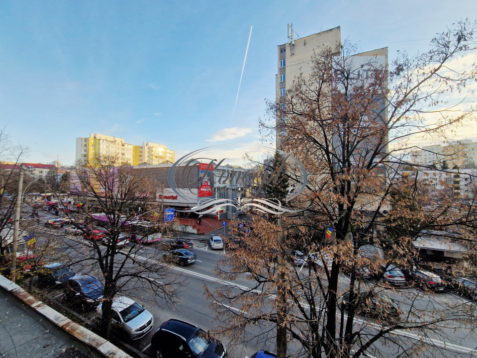 Apartament spatios, luminos cu 2 balcoane inchise in Manastur, zona Big