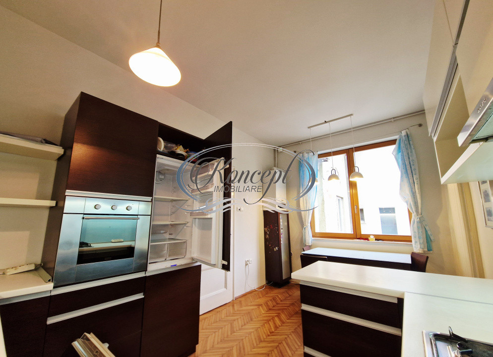 Apartament spatios cu garaj, renovat complet, zona hotel Napoca