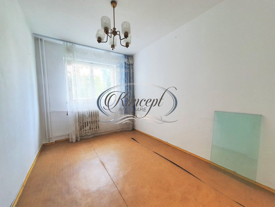 Apartament cu 4 camere, etaj intermediar