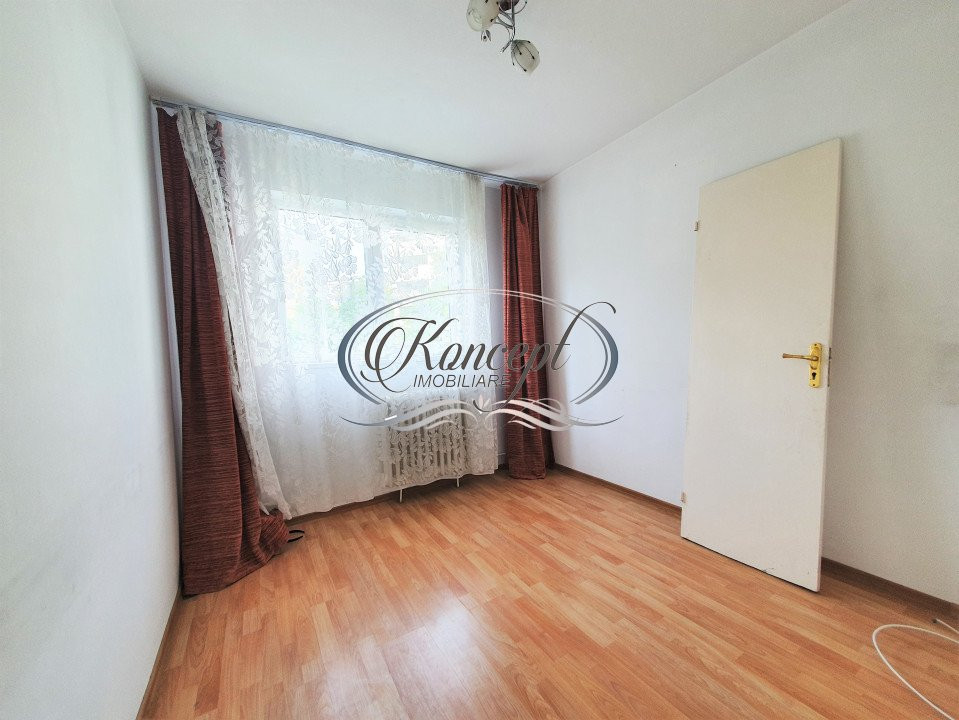 Apartament cu 4 camere, etaj intermediar