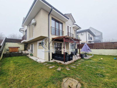 Casa cu curte in Faget