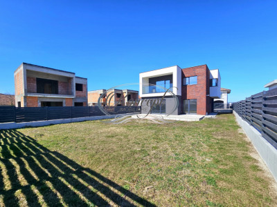 Locuinta moderna cu design cubic si curte plana in Dezmir