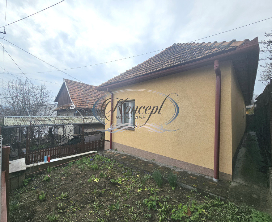 Casa solida cu teren drept si pozitie retrasa