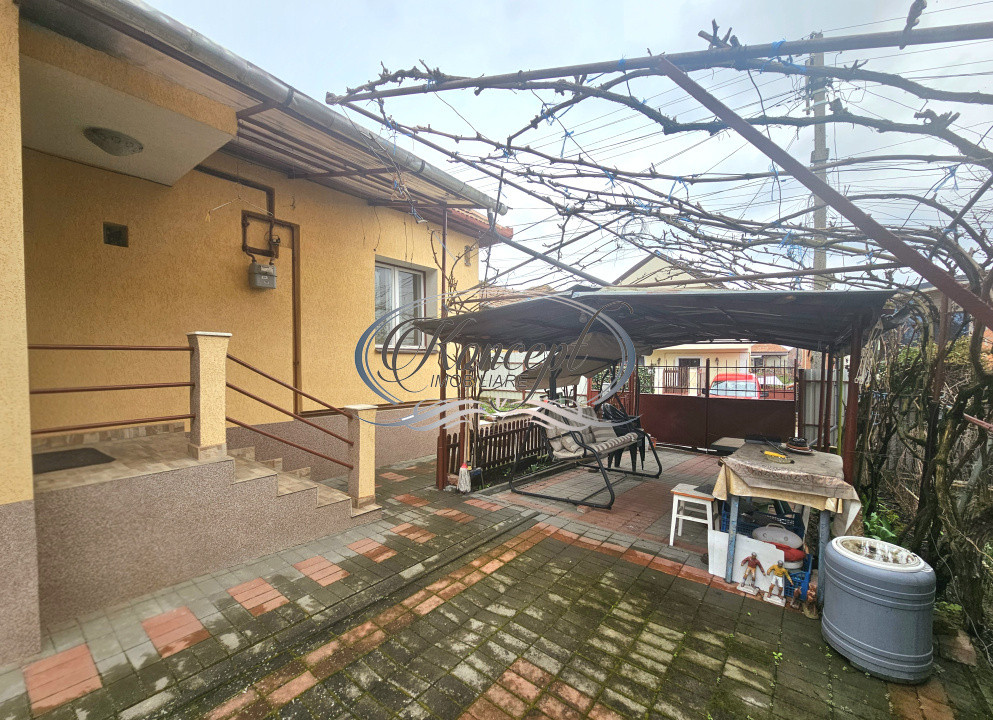 Casa solida cu teren drept si pozitie retrasa