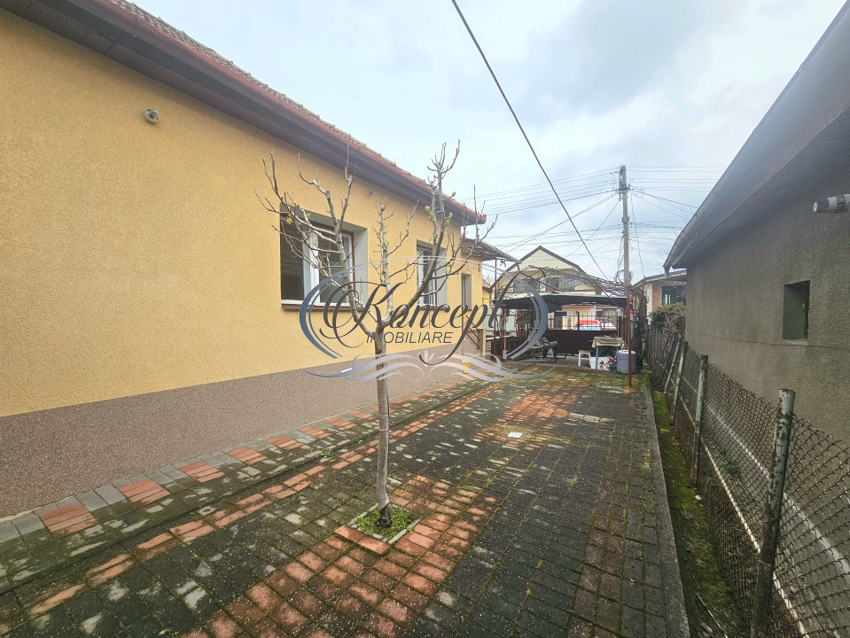 Casa solida cu teren drept si pozitie retrasa