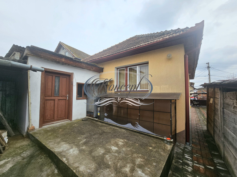 Casa solida cu teren drept si pozitie retrasa